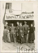 1945-1947, Włochy.
Polscy żołnierze przed siedzibą Gimnazjum 5. Kresowej Dywizji Piechoty.
Fot. NN, zbiory Anieli Zychowicz, reprodukcje cyfrowe w Ośrodku KARTA w Warszawie i w Instytucie Polskim i Muzeum im. gen. Sikorskiego w Londynie.