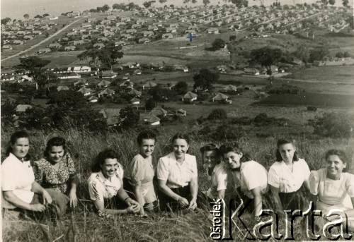 1948, Koja, Uganda, Afryka.
Polski obóz. 4. z lewej Krystyna Martusewicz, koleżanka Anieli Zychowicz.
Fot. NN, zbiory Anieli Zychowicz, reprodukcje cyfrowe w Ośrodku KARTA w Warszawie i w Instytucie Polskim i Muzeum im. gen. Sikorskiego w Londynie.