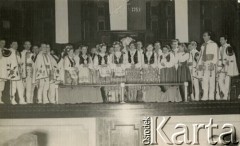 1952, Huddersfield, Anglia, Wielka Brytania. 
Koncert polskiego zespołu ludowego.
Fot. NN, zbiory Anieli Zychowicz, reprodukcje cyfrowe w Ośrodku KARTA w Warszawie i w Instytucie Polskim i Muzeum im. gen. Sikorskiego w Londynie.