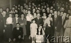 Ok.1952, Sheffield, Anglia, Wielka Brytania.
Zdjęcie pamiątkowe z zabawy tanecznej w siedzibie Stowarzyszenia Polskich Kombatantów. 3. z lewej Aniela (z domu Wawrzyńczyk) i Czesław Zychowicz.
Fot. NN, zbiory Anieli Zychowicz, reprodukcje cyfrowe w Ośrodku KARTA w Warszawie i w Instytucie Polskim i Muzeum im. gen. Sikorskiego w Londynie.