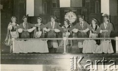 1952, Huddersfield,  Anglia, Wielka Brytania. 
Występ polskiego zespołu ludowego.
Fot. NN, zbiory Anieli Zychowicz, reprodukcje cyfrowe w Ośrodku KARTA w Warszawie i w Instytucie Polskim i Muzeum im. gen. Sikorskiego w Londynie.