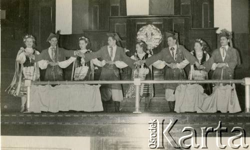 1952, Huddersfield,  Anglia, Wielka Brytania. 
Występ polskiego zespołu ludowego.
Fot. NN, zbiory Anieli Zychowicz, reprodukcje cyfrowe w Ośrodku KARTA w Warszawie i w Instytucie Polskim i Muzeum im. gen. Sikorskiego w Londynie.