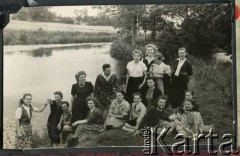 Lata 50., Sheffield, Anglia, Wielka Brytania.
Harcerze na kursie dla wodzów zuchowych. W środku instruktor Zbigniew Słowikowski, wśród kobiet Aniela Zychowicz (z domu Wawrzyńczyk, na dole 4. z prawej).
Fot. NN, zbiory Anieli Zychowicz, reprodukcje cyfrowe w Ośrodku KARTA w Warszawie i w Instytucie Polskim i Muzeum im. gen. Sikorskiego w Londynie.