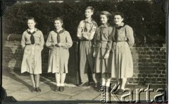 Lata 50., Sheffield, Anglia, Wielka Brytania.
Harcerze na kursie dla wodzów zuchowych. 1. prawej Aniela Zychowicz (z domu Wawrzyńczyk). 
Fot. NN, zbiory Anieli Zychowicz, reprodukcje cyfrowe w Ośrodku KARTA w Warszawie i w Instytucie Polskim i Muzeum im. gen. Sikorskiego w Londynie.