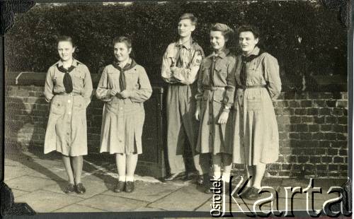 Lata 50., Sheffield, Anglia, Wielka Brytania.
Harcerze na kursie dla wodzów zuchowych. 1. prawej Aniela Zychowicz (z domu Wawrzyńczyk). 
Fot. NN, zbiory Anieli Zychowicz, reprodukcje cyfrowe w Ośrodku KARTA w Warszawie i w Instytucie Polskim i Muzeum im. gen. Sikorskiego w Londynie.