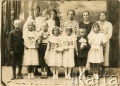 Ok. 1935-1939, Słonim, woj. nowogródzkie, Polska.
Fotografia pamiątkowa z pierwszej komunii świętej. W dolnym rzędzie w środku Aniela Wawrzyńczyk (potem Zychowicz).
Fot. NN, zbiory Anieli Zychowicz, reprodukcje cyfrowe w Ośrodku KARTA w Warszawie i w Instytucie Polskim i Muzeum im. gen. Sikorskiego w Londynie.