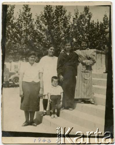 1943, Teheran, Iran.
Polacy ewakuowani ze Związku Radzieckiego. 1. z lewej Wiktoria Konop, z domu Marzec, z synem Ryszardem. Zdjęcie wykonane na schodach szpitala.
Fot. NN, zbiory Ryszarda Konopa, reprodukcje cyfrowe w Ośrodku KARTA w Warszawie i w Instytucie Polskim i Muzeum im. gen. Sikorskiego w Londynie.