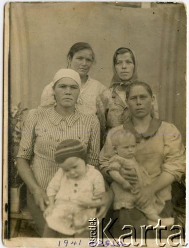 1941, Syberia, Związek Radziecki.
Polki na syberyjskim posiołku. Na dole z lewej Wiktoria Konop, z domu Marzec, z synem Ryszardem. 
Fot. NN, zbiory Ryszarda Konopa, reprodukcje cyfrowe w Ośrodku KARTA w Warszawie i w Instytucie Polskim i Muzeum im. gen. Sikorskiego w Londynie.