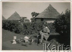 1945, Tangeru, Tanganika, Afryka. 
Obóz dla Polaków ewakuowanych z ZSRR. Ryszard Konop w trakcie zabawy, na tle swojego domu. 
Fot. NN, zbiory Ryszarda Konopa, reprodukcje cyfrowe w Ośrodku KARTA w Warszawie i w Instytucie Polskim i Muzeum im. gen. Sikorskiego w Londynie.