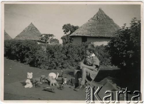 1945, Tangeru, Tanganika, Afryka. 
Obóz dla Polaków ewakuowanych z ZSRR. Ryszard Konop w trakcie zabawy, na tle swojego domu. 
Fot. NN, zbiory Ryszarda Konopa, reprodukcje cyfrowe w Ośrodku KARTA w Warszawie i w Instytucie Polskim i Muzeum im. gen. Sikorskiego w Londynie.