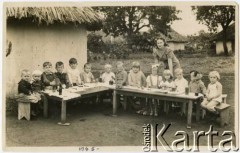 1945, Tangeru, Tanganika, Afryka.
Obóz dla Polaków ewakuowanych z ZSRR. Przedszkolaki w trakcie nauki z wychowawczynią p. Lucyną. 4 z lewej Ryszard Konop.
Fot. NN, zbiory Ryszarda Konopa, reprodukcje cyfrowe w Ośrodku KARTA w Warszawie i w Instytucie Polskim i Muzeum im. gen. Sikorskiego w Londynie.