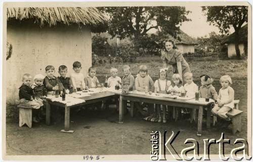 1945, Tangeru, Tanganika, Afryka.
Obóz dla Polaków ewakuowanych z ZSRR. Przedszkolaki w trakcie nauki z wychowawczynią p. Lucyną. 4 z lewej Ryszard Konop.
Fot. NN, zbiory Ryszarda Konopa, reprodukcje cyfrowe w Ośrodku KARTA w Warszawie i w Instytucie Polskim i Muzeum im. gen. Sikorskiego w Londynie.