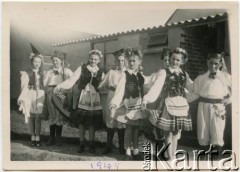 1948, Kornwalia, Anglia, Wielka Brytania.
Szkolny zespół taneczny. W pierwszej parze Ryszard Konop.
Fot. NN, zbiory Ryszarda Konopa, reprodukcje cyfrowe w Ośrodku KARTA w Warszawie i w Instytucie Polskim i Muzeum im. gen. Sikorskiego w Londynie.