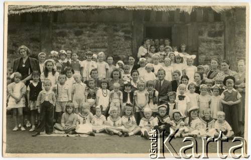 1945, Tangeru, Tanganika, Afryka.
Obóz dla Polaków ewakuowanych z ZSRR. Uczniowie wraz z nauczycielami, przed budynkiem szkoły. 3 z prawej na dole Ryszard Konop. 
Fot. NN, zbiory Ryszarda Konopa, reprodukcje cyfrowe w Ośrodku KARTA w Warszawie i w Instytucie Polskim i Muzeum im. gen. Sikorskiego w Londynie.