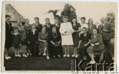 1946, Tangeru, Tanganika,  Afryka.
Obóz dla Polaków ewakuowanych z ZSRR. Fotografia pamiątkowa ze ślubu odbywającego się na odległość. Nieobecny na zdjęciu pan młody przebywa w Anglii. 1. z lewej Wiktoria Konop, z domu Marzec z synem Ryszardem.
Fot. NN, zbiory Ryszarda Konopa, reprodukcje cyfrowe w Ośrodku KARTA w Warszawie i w Instytucie Polskim i Muzeum im. gen. Sikorskiego w Londynie.