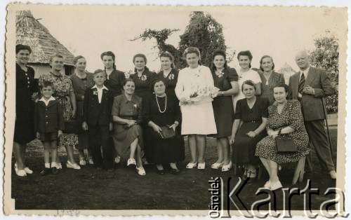 1946, Tangeru, Tanganika,  Afryka.
Obóz dla Polaków ewakuowanych z ZSRR. Fotografia pamiątkowa ze ślubu odbywającego się na odległość. Nieobecny na zdjęciu pan młody przebywa w Anglii. 1. z lewej Wiktoria Konop, z domu Marzec z synem Ryszardem.
Fot. NN, zbiory Ryszarda Konopa, reprodukcje cyfrowe w Ośrodku KARTA w Warszawie i w Instytucie Polskim i Muzeum im. gen. Sikorskiego w Londynie.