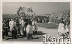 Ok. 1948, Kornwalia, Anglia, Wielka Brytania.
Procesja Bożego Ciała. Ministrant na środku - Ryszard Konop.
Fot. NN, zbiory Ryszarda Konopa, reprodukcje cyfrowe w Ośrodku KARTA w Warszawie i w Instytucie Polskim i Muzeum im. gen. Sikorskiego w Londynie.