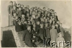 1948, Northwick Park, Middlesex, Anglia, Wielka Brytania. 
Zdjęcie klasowe polskich dzieci. Uczeń pierwszy z przodu - Ryszard Konop. 
Fot. NN, zbiory Ryszarda Konopa, reprodukcje cyfrowe w Ośrodku KARTA w Warszawie i w Instytucie Polskim i Muzeum im. gen. Sikorskiego w Londynie.