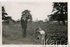 1951, Northwick Park, Middlesex, Anglia, Wielka Brytania. 
Ryszard Konop na tle obozowych baraków.
Fot. NN, zbiory Ryszarda Konopa, reprodukcje cyfrowe w Ośrodku KARTA w Warszawie i w Instytucie Polskim i Muzeum im. gen. Sikorskiego w Londynie.
