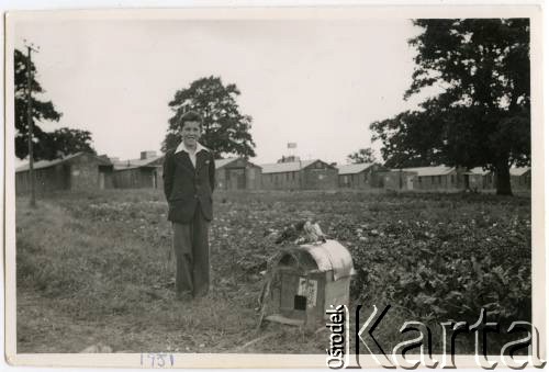 1951, Northwick Park, Middlesex, Anglia, Wielka Brytania. 
Ryszard Konop na tle obozowych baraków.
Fot. NN, zbiory Ryszarda Konopa, reprodukcje cyfrowe w Ośrodku KARTA w Warszawie i w Instytucie Polskim i Muzeum im. gen. Sikorskiego w Londynie.