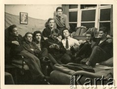1956, Lilford, Anglia, Wielka Brytania.
Uczniowie polskiej szkoły technicznej. Od prawej: Krzysztof Niklewicz, Tadeusz Świstak, od lewej: Antoni Lewszuk, Jerzy Świątkiewicz, Ryszard Konop, Paweł Pietrasik, Zygmunt Miszta.
Fot. NN, zbiory Ryszarda Konopa, reprodukcje cyfrowe w Ośrodku KARTA w Warszawie i w Instytucie Polskim i Muzeum im. gen. Sikorskiego w Londynie.
