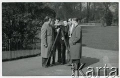 Ok.1960, Anglia, Wielka Brytania.
Uczniowie polskiej szkoły technicznej wraz z profesorem, podczas wycieczki do oczyszczalni wód. Od prawej: Staniaszek, Tadeusz Świstak, Antoni Lewszuk, Ryszard Konop. 
Fot. NN, zbiory Ryszarda Konopa, reprodukcje cyfrowe w Ośrodku KARTA w Warszawie i w Instytucie Polskim i Muzeum im. gen. Sikorskiego w Londynie.