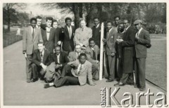 Początek lat 60., Anglia, Wielka Brytania. 
Polscy i nigeryjscy studenci Smith College of Arts and Crafts, 3. z lewej stoi Ryszard Konop. 
Fot. NN, zbiory Ryszarda Konopa, reprodukcje cyfrowe w Ośrodku KARTA w Warszawie i w Instytucie Polskim i Muzeum im. gen. Sikorskiego w Londynie.