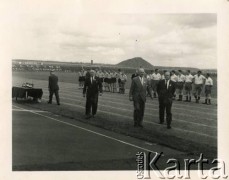 Lata 60., Cannock koło Birmingham, Anglia, Wielka Brytania. 
Mistrzostwa polskich drużyn piłki nożnej. 2. z prawej gen. Władysław Anders, 3. z prawej gen.Kazimierz Glabisz, tyłem (1. z lewej) Tadeusz Krasoń. W tle studencka drużyna Varsovia, w której na pozycji bramkarza grał Ryszard Konop.
Fot. NN, zbiory Ryszarda Konopa, reprodukcje cyfrowe w Ośrodku KARTA w Warszawie i w Instytucie Polskim i Muzeum im. gen. Sikorskiego w Londynie.