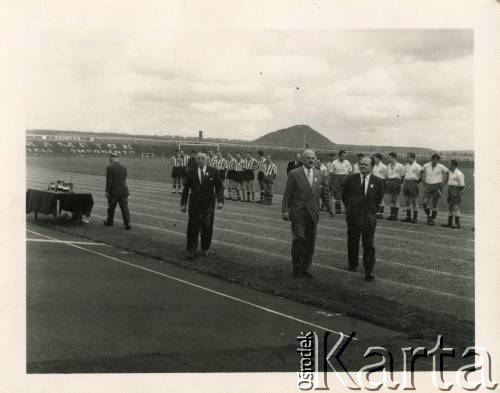 Lata 60., Cannock koło Birmingham, Anglia, Wielka Brytania. 
Mistrzostwa polskich drużyn piłki nożnej. 2. z prawej gen. Władysław Anders, 3. z prawej gen.Kazimierz Glabisz, tyłem (1. z lewej) Tadeusz Krasoń. W tle studencka drużyna Varsovia, w której na pozycji bramkarza grał Ryszard Konop.
Fot. NN, zbiory Ryszarda Konopa, reprodukcje cyfrowe w Ośrodku KARTA w Warszawie i w Instytucie Polskim i Muzeum im. gen. Sikorskiego w Londynie.