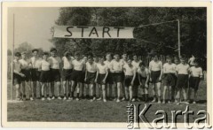 Lata 50., Lilford, Anglia, Wielka Brytania. 
Dzień Sportu. Uczniowie biorący udział w maratonie. 9. z prawej Ryszard Konop. 
Fot. NN, zbiory Ryszarda Konopa, reprodukcje cyfrowe w Ośrodku KARTA w Warszawie i w Instytucie Polskim i Muzeum im. gen. Sikorskiego w Londynie.