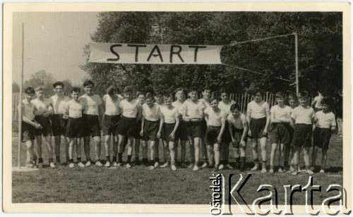 Lata 50., Lilford, Anglia, Wielka Brytania. 
Dzień Sportu. Uczniowie biorący udział w maratonie. 9. z prawej Ryszard Konop. 
Fot. NN, zbiory Ryszarda Konopa, reprodukcje cyfrowe w Ośrodku KARTA w Warszawie i w Instytucie Polskim i Muzeum im. gen. Sikorskiego w Londynie.