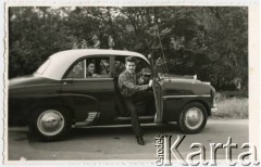 Lata 60., Londyn, Anglia, Wielka Brytania. 
Ryszard Konop z matką Wiktorią Konop, z domu Marzec, w samochodzie.
Fot. NN, zbiory Ryszarda Konopa, reprodukcje cyfrowe w Ośrodku KARTA w Warszawie i w Instytucie Polskim i Muzeum im. gen. Sikorskiego w Londynie.