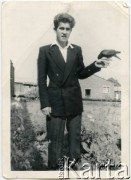 Druga połowa lat 50., Northwick Park, Middlesex, Anglia, Wielka Brytania. 
Ryszard Konop z kawką Kasią w obozie dla Polaków.
Fot. NN, zbiory Ryszarda Konopa, reprodukcje cyfrowe w Ośrodku KARTA w Warszawie i w Instytucie Polskim i Muzeum im. gen. Sikorskiego w Londynie.
