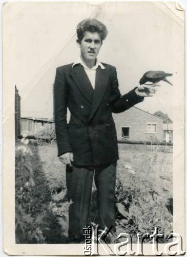 Druga połowa lat 50., Northwick Park, Middlesex, Anglia, Wielka Brytania. 
Ryszard Konop z kawką Kasią w obozie dla Polaków.
Fot. NN, zbiory Ryszarda Konopa, reprodukcje cyfrowe w Ośrodku KARTA w Warszawie i w Instytucie Polskim i Muzeum im. gen. Sikorskiego w Londynie.