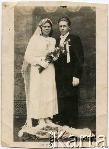 1937, Sosnowiec, Polska.
Fotografia ślubna Stefana i Wiktorii Konop, z domu Marzec. 
Fot. NN, zbiory Ryszarda Konopa, reprodukcje cyfrowe w Ośrodku KARTA w Warszawie i w Instytucie Polskim i Muzeum im. gen. Sikorskiego w Londynie.