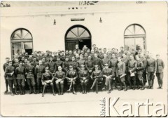 Przed 1938, Dęblin, Polska.
Szkoła Podchorążych Lotnictwa. Wśród kadetów Tadeusz Strumiński, wuj Joanny Bernasińskiej.
Fot. NN, zbiory Joanny i Jacka Bernasińskich oraz Bożeny Laskiewicz, reprodukcje cyfrowe w Ośrodku KARTA w Warszawie i w Instytucie Polskim i Muzeum im. gen. Sikorskiego w Londynie.