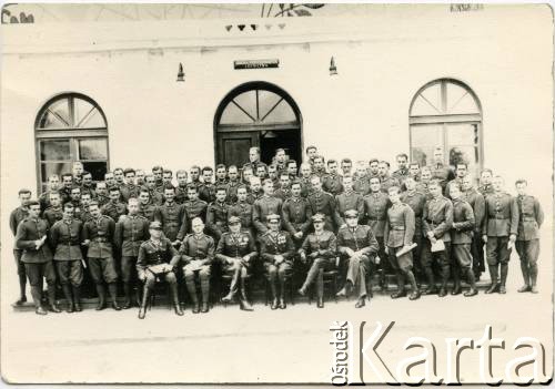 Przed 1938, Dęblin, Polska.
Szkoła Podchorążych Lotnictwa. Wśród kadetów Tadeusz Strumiński, wuj Joanny Bernasińskiej.
Fot. NN, zbiory Joanny i Jacka Bernasińskich oraz Bożeny Laskiewicz, reprodukcje cyfrowe w Ośrodku KARTA w Warszawie i w Instytucie Polskim i Muzeum im. gen. Sikorskiego w Londynie.