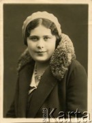 1931, Kraków, Polska.
Osiemnastoletnia Władysława Strumińska, matka Joanny Bernasińskiej i Bożeny Laskiewicz. 
Fot. NN, zbiory Joanny i Jacka Bernasińskich oraz Bożeny Laskiewicz, reprodukcje cyfrowe w Ośrodku KARTA w Warszawie i w Instytucie Polskim i Muzeum im. gen. Sikorskiego w Londynie.