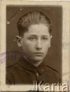 Lata 20., Kraków, Polska.
Trzynastoletni Marian Strumiński, wuj Joanny Bernasińskiej i Bożeny Laskiewicz.
Fot. NN, zbiory Joanny i Jacka Bernasińskich oraz Bożeny Laskiewicz, reprodukcje cyfrowe w Ośrodku KARTA w Warszawie i w Instytucie Polskim i Muzeum im. gen. Sikorskiego w Londynie.
