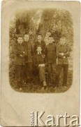 Początek XX wieku, Kraków, Austro-Węgry.
Uczniowie gimnazjum Św. Anny. 1. z prawej Wincenty Strumiński - dziadek Joanny Bernasińskiej i Bożeny Laskiewicz.
Fot. NN, zbiory Joanny i Jacka Bernasińskich oraz Bożeny Laskiewicz, reprodukcje cyfrowe w Ośrodku KARTA w Warszawie i w Instytucie Polskim i Muzeum im. gen. Sikorskiego w Londynie.