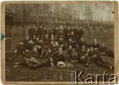 3.05.1905, brak miejsca.
Grupa uczniów, 2. z lewej z tyłu Wincenty Strumiński (stoi w pelerynie), dziadek Joanny Bernasińskiej i Bożeny Laskiewicz.
Fot. NN, zbiory Joanny i Jacka Bernasińskich oraz Bożeny Laskiewicz, reprodukcje cyfrowe w Ośrodku KARTA w Warszawie i w Instytucie Polskim i Muzeum im. gen. Sikorskiego w Londynie.