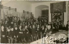 1934, Kraków, Polska.
Grupa osób w sali Gimnazjum św. Jacka.
Fot. NN, Bracia Karaś - Film, zbiory Joanny i Jacka Bernasińskich, reprodukcje cyfrowe w Ośrodku KARTA w Warszawie i w Instytucie Polskim i Muzeum im. gen. Sikorskiego w Londynie.