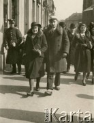 Lata 30., Kraków, Polska.
Rodzeństwo Strumińskich: Tadeusz i Władysława, matka i Joanny Bernasińskiej i Bożeny Laskiewicz.
Fot. NN, zbiory Joanny i Jacka Bernasińskich oraz Bożeny Laskiewicz, reprodukcje cyfrowe w Ośrodku KARTA w Warszawie i w Instytucie Polskim i Muzeum im. gen. Sikorskiego w Londynie.