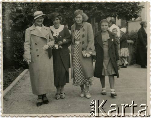 1935, Kraków, Polska.
2. z prawej Władysława Strumińska, matka Joanny Bernasińskiej i Bożeny Laskiewicz, wraz z siostrami ciotecznymi. 2. z lewej Alicja Rowińska.
Fot. NN, zbiory Joanny i Jacka Bernasińskich oraz Bożeny Laskiewicz, reprodukcje cyfrowe w Ośrodku KARTA w Warszawie i w Instytucie Polskim i Muzeum im. gen. Sikorskiego w Londynie.