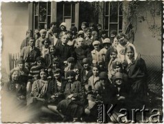 1928, Kraków, Polska.
Uczennice Seminarium Nauczycielskiego wraz z nauczycielami. 2. z prawej w trzecim rzędzie Władysława Strumińska, matka Joanny Bernasińskiej i Bożeny Laskiewicz. 
Fot. NN, zbiory Joanny i Jacka Bernasińskich oraz Bożeny Laskiewicz, reprodukcje cyfrowe w Ośrodku KARTA w Warszawie i w Instytucie Polskim i Muzeum im. gen. Sikorskiego w Londynie.