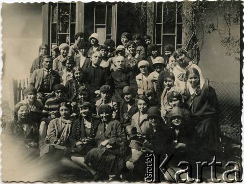 1928, Kraków, Polska.
Uczennice Seminarium Nauczycielskiego wraz z nauczycielami. 2. z prawej w trzecim rzędzie Władysława Strumińska, matka Joanny Bernasińskiej i Bożeny Laskiewicz. 
Fot. NN, zbiory Joanny i Jacka Bernasińskich oraz Bożeny Laskiewicz, reprodukcje cyfrowe w Ośrodku KARTA w Warszawie i w Instytucie Polskim i Muzeum im. gen. Sikorskiego w Londynie.