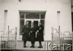 1940, Rumunia.
W środku Władysława Strumińska, matka Joanny Bernasińskiej i Bożeny Laskiewicz. 
Fot. NN, zbiory Joanny i Jacka Bernasińskich oraz Bożeny Laskiewicz, reprodukcje cyfrowe w Ośrodku KARTA w Warszawie i w Instytucie Polskim i Muzeum im. gen. Sikorskiego w Londynie.