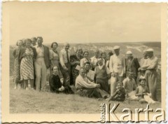 Przed 1939, Rumunia.
Wycieczka. 1. z lewej, z przodu Władysława Strumińska, matka Joanny Bernasińskiej i Bożeny Laskiewicz.
Fot. NN, zbiory Joanny i Jacka Bernasińskich oraz Bożeny Laskiewicz, reprodukcje cyfrowe w Ośrodku KARTA w Warszawie i w Instytucie Polskim i Muzeum im. gen. Sikorskiego w Londynie.  

