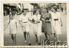 4.08.1940, Sofia, Bułgaria.
Od prawej: Janina, Władysława Strumińska, Irena, Anatolij Kiełczyński i Teresa Kiełczyńska.
Fot. NN, zbiory Joanny i Jacka Bernasińskich oraz Bożeny Laskiewicz, reprodukcje cyfrowe w Ośrodku KARTA w Warszawie i w Instytucie Polskim i Muzeum im. gen. Sikorskiego w Londynie.  
