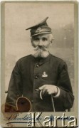 Przed 1914, Kraków, Austro-Węgry.
Kasper Ksawery Satara, pradziad Joanny Bernasińskiej i Bożeny Laskiewicz. Brał udział w powstaniu styczniowym.
Fot. Antoni Pawlikowski, zbiory Joanny i Jacka Bernasińskich oraz Bożeny Laskiewicz, reprodukcje cyfrowe w Ośrodku KARTA w Warszawie i w Instytucie Polskim i Muzeum im. gen. Sikorskiego w Londynie.  

